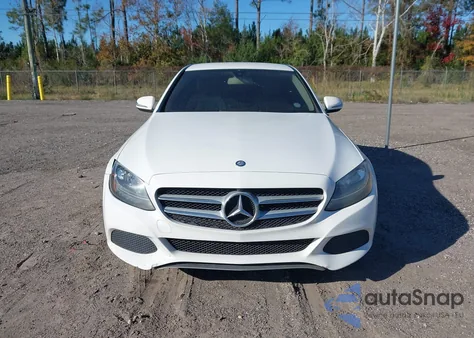 2016 Mercedes-Benz C 300 z USA, uszkodzony, nr VIN 55SWF4JB0GU099638